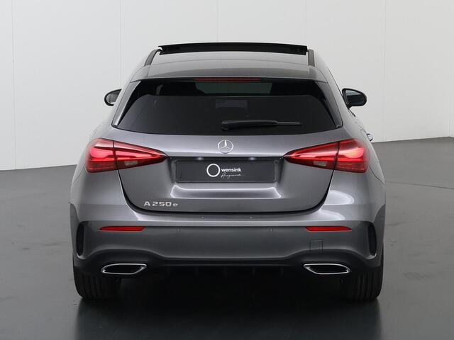 Mercedes-Benz A-KLASSE 250e Business Solution AMG | Panoramaschuifdak | Night | Multibeam Led | Achteruitrijcamera | Afneembare trekhaak |
