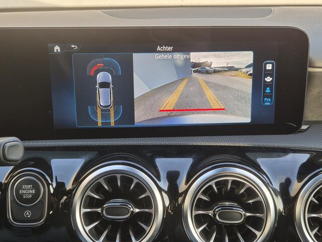 Mercedes-Benz A-KLASSE 200 AMG Line Automaat / Trekgewicht 1600 Kg / Stoelverwarming / Achteruitrijcamera / Navigatie / Keyless Entry/Start / Adaptief CC / Climate control / Parkeersensoren voor en achter /