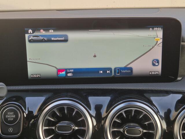 Mercedes-Benz A-KLASSE 200 AMG Line Automaat / Trekgewicht 1600 Kg / Stoelverwarming / Achteruitrijcamera / Navigatie / Keyless Entry/Start / Adaptief CC / Climate control / Parkeersensoren voor en achter /