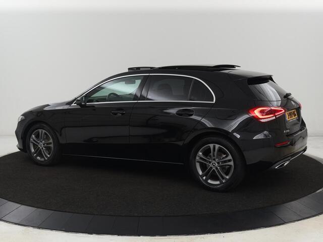 Mercedes-Benz A-KLASSE 200 Urban | Panoramadak | Carplay | Stoelverwarming | Burmester Surround | Half leder | Sfeerverlichting | Camera | Navigatie | Full LED | Park Assist | Widescreen