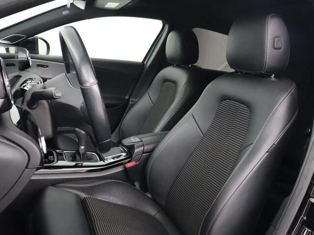 Mercedes-Benz A-KLASSE 200 Urban | Panoramadak | Carplay | Stoelverwarming | Burmester Surround | Half leder | Sfeerverlichting | Camera | Navigatie | Full LED | Park Assist | Widescreen