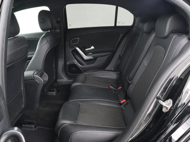 Mercedes-Benz A-KLASSE 200 Urban | Panoramadak | Carplay | Stoelverwarming | Burmester Surround | Half leder | Sfeerverlichting | Camera | Navigatie | Full LED | Park Assist | Widescreen