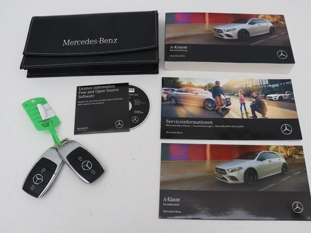 Mercedes-Benz A-KLASSE 200 Urban | Panoramadak | Carplay | Stoelverwarming | Burmester Surround | Half leder | Sfeerverlichting | Camera | Navigatie | Full LED | Park Assist | Widescreen