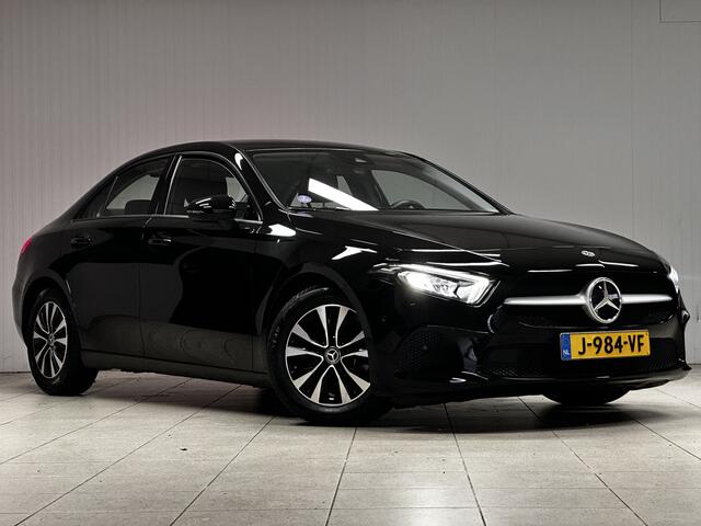 Mercedes-Benz A-KLASSE 180 Business Solution/ Automaat!/ Wide-Screen/ Virtual Cockpit/ 16'' LMV/ Keyless-GO/ LED Koplampen/ DAB+/ Camera/ Navi/ Clima/ Cruise/ Lane-Assist./ Stoelverw./ Bluetooth/ Multi. LEDER. Stuur/ PDC V+A.