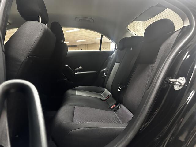 Mercedes-Benz A-KLASSE 180 Business Solution/ Automaat!/ Wide-Screen/ Virtual Cockpit/ 16'' LMV/ Keyless-GO/ LED Koplampen/ DAB+/ Camera/ Navi/ Clima/ Cruise/ Lane-Assist./ Stoelverw./ Bluetooth/ Multi. LEDER. Stuur/ PDC V+A.