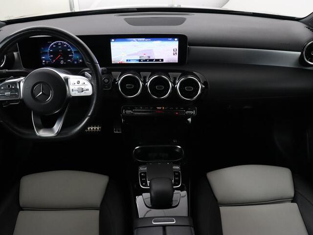 Mercedes-Benz A-KLASSE 200 AMG | Two-Tone Leder | Stoelverwarming | Carplay | Camera | Navigatie | Park Assist | Full LED | Climate control | Cruise control