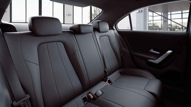 Mercedes-Benz A-KLASSE 180 Business Solution Luxury | Trekhaak | Stoelverwarming | Widescreen | Achteruitrijcamera |