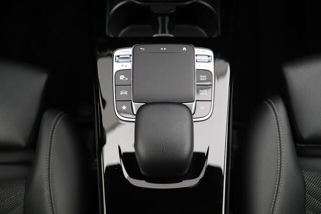 Mercedes-Benz A-KLASSE 200 Business Solution Automaat Half Leder Full LED Sportstoelen Widescreen Carplay Android Navigatie Achteruitrijcamera Clima Cruise 19 inch AMG Look Velgen Nieuwe Banden! Stoelverwarming
