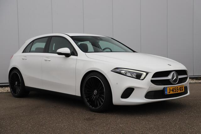 Mercedes-Benz A-KLASSE 160 Business Solution Half Leder Full LED Widescreen Carplay Android Navigatie Achteruitrijcamera Clima Cruise 19 inch AMG Look Velgen Nieuwe Banden! Stoelverwarming