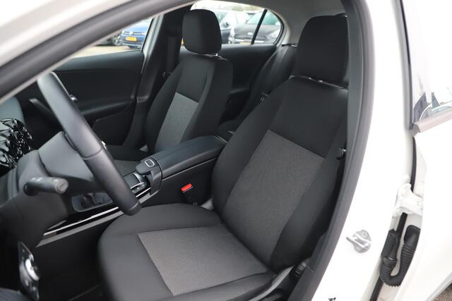Mercedes-Benz A-KLASSE 160 Business Solution Half Leder Full LED Widescreen Carplay Android Navigatie Achteruitrijcamera Clima Cruise 19 inch AMG Look Velgen Nieuwe Banden! Stoelverwarming