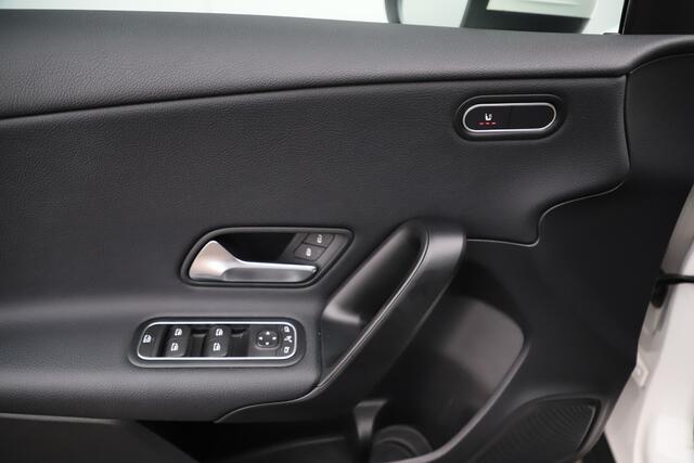 Mercedes-Benz A-KLASSE 160 Business Solution Half Leder Full LED Widescreen Carplay Android Navigatie Achteruitrijcamera Clima Cruise 19 inch AMG Look Velgen Nieuwe Banden! Stoelverwarming