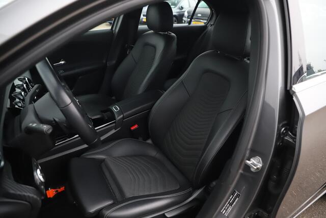 Mercedes-Benz A-KLASSE 180 d Business Solution Limited Automaat Half Leder Full LED Sportstoelen Widescreen Carplay Android Navigatie Achteruitrijcamera Clima Cruise 19 inch AMG Look Velgen Nieuwe Banden! Stoelverwarming