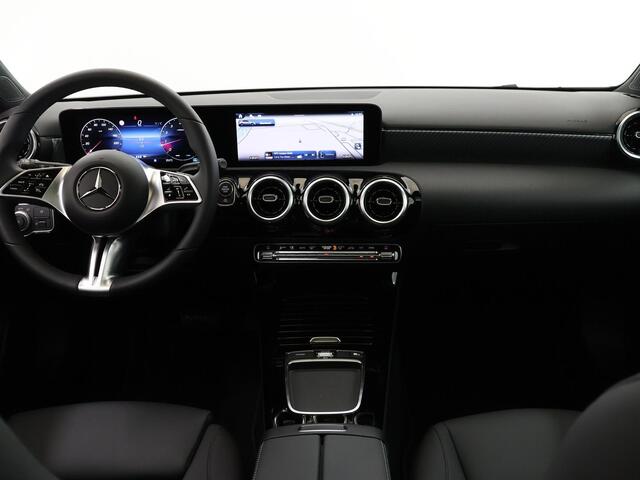Mercedes-Benz A-KLASSE 180 Business Line | Panoramadak | Getint glas | widescreen | Stoelverwarming