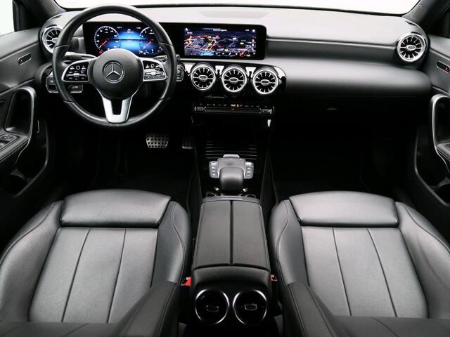 Mercedes-Benz A-KLASSE 180 Business Solution Luxury Ledkoplampen | Achteruitrijcamera | Sfeerverlichting | Spiegelpakket. Inclusief 48 maanden Mercedes-Benz Certified garantie voor Europa.