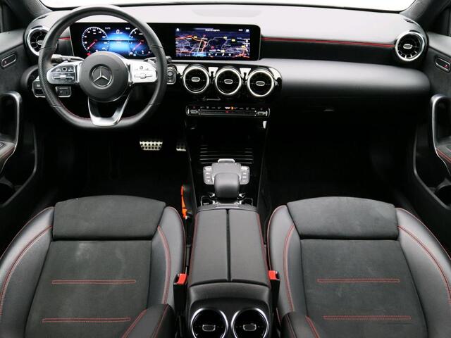 Mercedes-Benz A-KLASSE 180 Business Solution AMG AMG Line | Achteruitrijcamera | Apple CarPlay | Spiegelpakket | Dodehoekassistent. Inclusief 48 maanden Mercedes-Benz Certified garantie voor Europa.