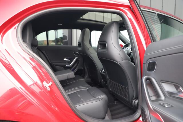 Mercedes-Benz A-KLASSE 250e AMG | 218PK | Pano | Sfeerverlichting | Burmester | Multibeam | Leder | Distronic | Stuurwielverwarming | Trekhaak | 2024.