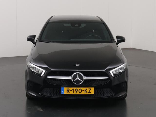Mercedes-Benz A-KLASSE 180 | Luxury line | Stoelverwarming | Sfeerverlichting | Widescreen | Getint glas |