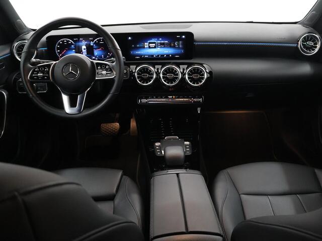 Mercedes-Benz A-KLASSE 180 | Luxury line | Stoelverwarming | Sfeerverlichting | Widescreen | Getint glas |