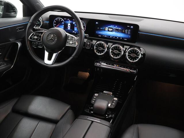 Mercedes-Benz A-KLASSE 180 | Luxury line | Stoelverwarming | Sfeerverlichting | Widescreen | Getint glas |