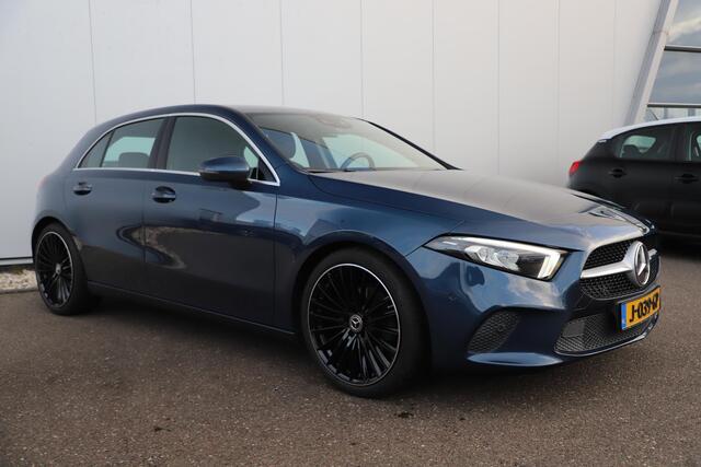 Mercedes-Benz A-KLASSE 160 Business Solution Luxury Automaat Sfeerverlichting Vol Leder Full LED Sportstoelen Widescreen Carplay Android Navigatie Achteruitrijcamera Clima Cruise 19 inch AMG Look Velgen Nieuwe Banden! Stoelverwarming