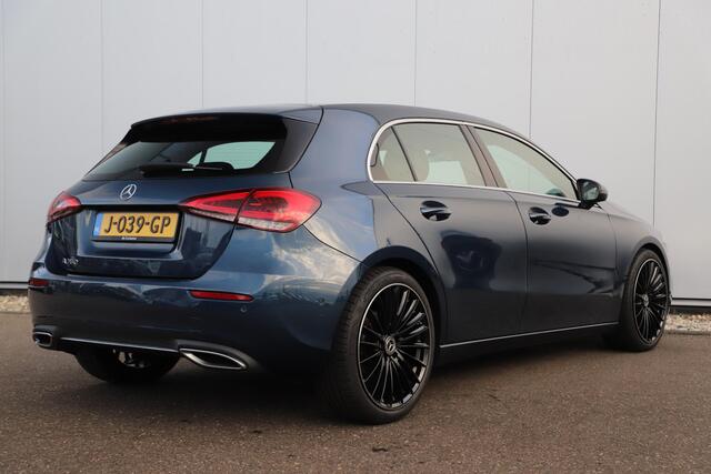 Mercedes-Benz A-KLASSE 160 Business Solution Luxury Automaat Sfeerverlichting Vol Leder Full LED Sportstoelen Widescreen Carplay Android Navigatie Achteruitrijcamera Clima Cruise 19 inch AMG Look Velgen Nieuwe Banden! Stoelverwarming