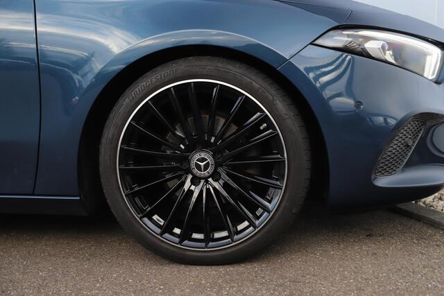 Mercedes-Benz A-KLASSE 160 Business Solution Luxury Automaat Sfeerverlichting Vol Leder Full LED Sportstoelen Widescreen Carplay Android Navigatie Achteruitrijcamera Clima Cruise 19 inch AMG Look Velgen Nieuwe Banden! Stoelverwarming