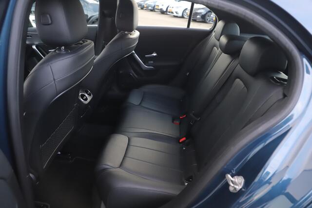 Mercedes-Benz A-KLASSE 160 Business Solution Luxury Automaat Sfeerverlichting Vol Leder Full LED Sportstoelen Widescreen Carplay Android Navigatie Achteruitrijcamera Clima Cruise 19 inch AMG Look Velgen Nieuwe Banden! Stoelverwarming