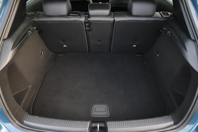 Mercedes-Benz A-KLASSE 160 Business Solution Luxury Automaat Sfeerverlichting Vol Leder Full LED Sportstoelen Widescreen Carplay Android Navigatie Achteruitrijcamera Clima Cruise 19 inch AMG Look Velgen Nieuwe Banden! Stoelverwarming