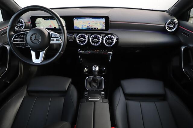 Mercedes-Benz A-KLASSE 160 Business Solution Luxury Automaat Sfeerverlichting Vol Leder Full LED Sportstoelen Widescreen Carplay Android Navigatie Achteruitrijcamera Clima Cruise 19 inch AMG Look Velgen Nieuwe Banden! Stoelverwarming
