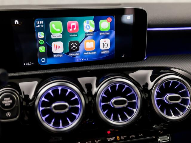 Mercedes-Benz A-KLASSE 200 Premium Plus AMG Automaat 164Pk (APPLE CARPLAY, PANORAMADAK, SFEERVERLICHTING, STOELVERWARMING, CAMERA, SPORTSTOELEN, NIEUWE APK, NIEUWSTAAT)