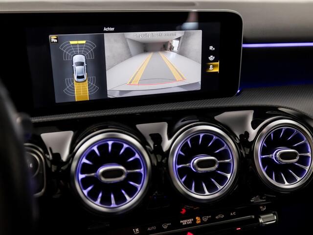 Mercedes-Benz A-KLASSE 200 Premium Plus AMG Automaat 164Pk (APPLE CARPLAY, PANORAMADAK, SFEERVERLICHTING, STOELVERWARMING, CAMERA, SPORTSTOELEN, NIEUWE APK, NIEUWSTAAT)