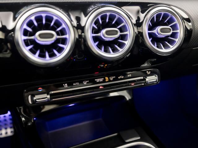 Mercedes-Benz A-KLASSE 200 Premium Plus AMG Automaat 164Pk (APPLE CARPLAY, PANORAMADAK, SFEERVERLICHTING, STOELVERWARMING, CAMERA, SPORTSTOELEN, NIEUWE APK, NIEUWSTAAT)