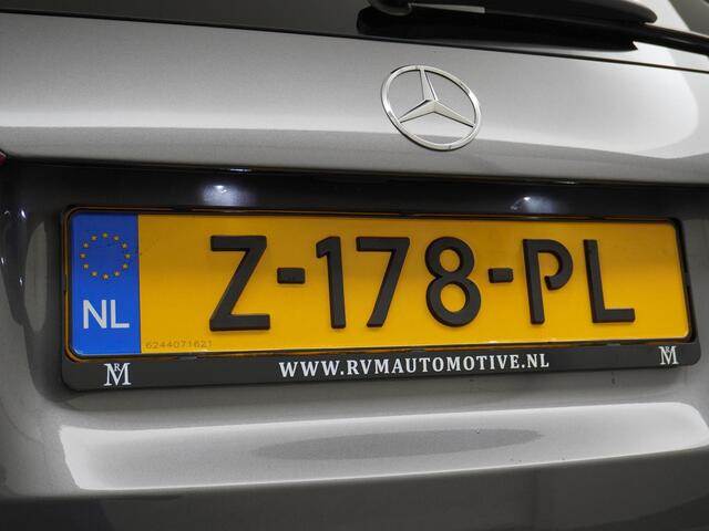 Mercedes-Benz A-KLASSE 200 AMG Line FACELIFT | 163PK | Night-pakket | Panoramadak | Ambienteverlichting | Dodehoek | Mountaingrau | Rijklaar + 12 mnd BOVAG garantie