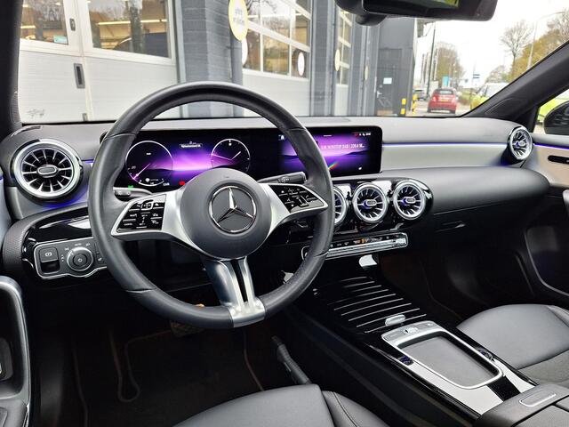 Mercedes-Benz A-KLASSE 250 e Star Edition Luxury Line | Panoramadak | Night pakket | Achteruitrijcamera | Sfeerverlichting | Multibeam LED | Dodehoekassistentie | Keyless-GO