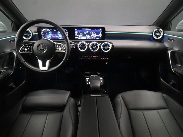 Mercedes-Benz A-KLASSE 200 Business Solution Luxury [TREKHAAK, CAMERA, PDC V+A, CRUISE CONTROL, BLUETOOTH TELEFOON, STOELVERWARMING, SFEERVERLICHTING, NAVIGATIE]