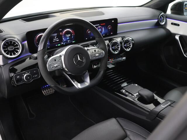 Mercedes-Benz A-KLASSE 250 e AMG Line | Panoramadak | Rij assistentiepakket | Night pakket | 19" lichtmetalen velgen |