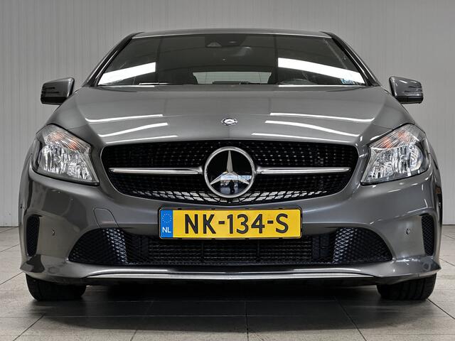 Mercedes-Benz A-KLASSE 180 d Lease Edition/ Facelift!/ Automaat/ PDC V+A/ Half-Leder/ Apple + Android/ Zwarte-Hemel/ Navi/ Airco/ Cruise/ Dode-Hoek DET./ Multi. LEDER. Stuur/ 16'' LMV/ Dagrijverl.