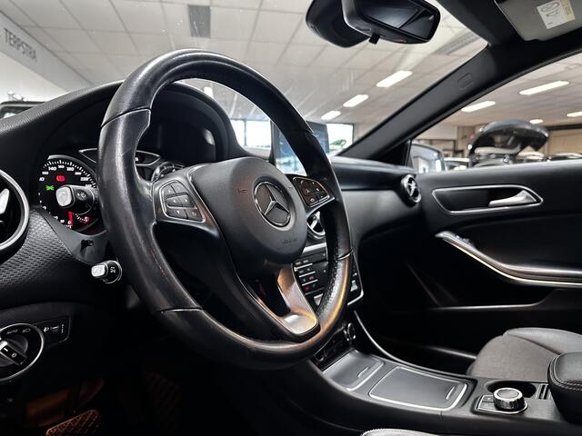 Mercedes-Benz A-KLASSE 180 d Lease Edition/ Facelift!/ Automaat/ PDC V+A/ Half-Leder/ Apple + Android/ Zwarte-Hemel/ Navi/ Airco/ Cruise/ Dode-Hoek DET./ Multi. LEDER. Stuur/ 16'' LMV/ Dagrijverl.
