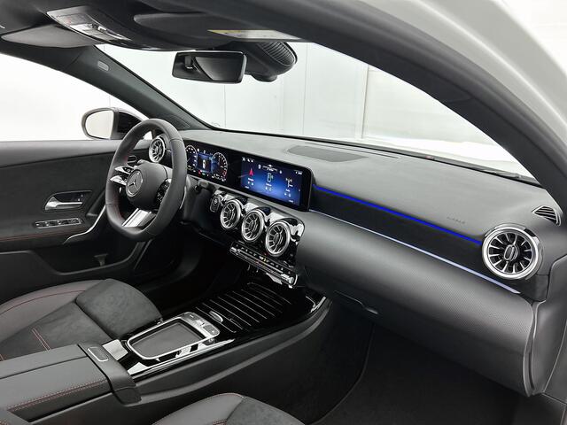 Mercedes-Benz A-KLASSE 250 e Business Solution AMG | Nightpakket | Panoramaschuifdak | Multibeam LED | Stoelverwarming voor | Smartphone Integratie | Sfeerverlichting | KEYLESS GO |