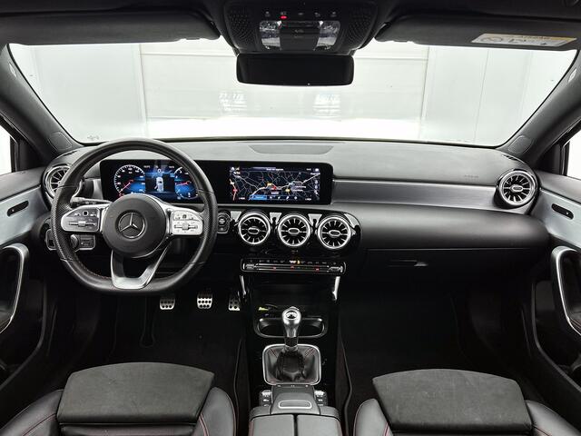 Mercedes-Benz A-KLASSE 160 Business Solution AMG Nightpakket | Trekhaak | Sfeerverlichting | Augmented Reality | Led | Parkeerpakket met Camera | Inclusief 24 maanden Mercedes-Benz Certified garantie voor Europa.