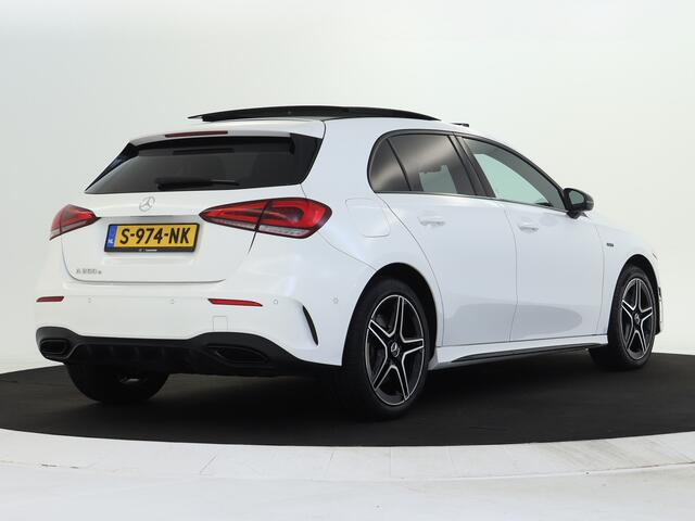 Mercedes-Benz A-KLASSE 250 e Premium Plus | AMG Line | Panoramadak | Sfeerverlichting | Cruise Control | Inclusief 24 maanden MB Certified garantie voor Europa.