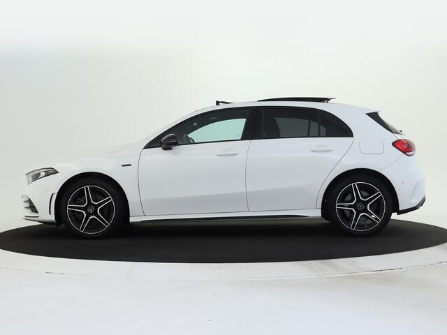 Mercedes-Benz A-KLASSE 250 e Premium Plus | AMG Line | Panoramadak | Sfeerverlichting | Cruise Control | Inclusief 24 maanden MB Certified garantie voor Europa.