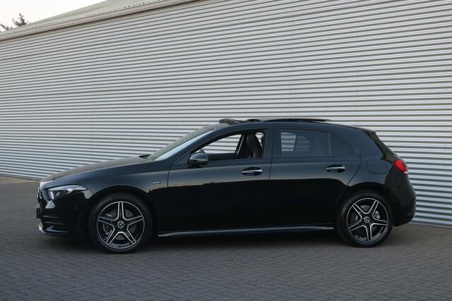 Mercedes-Benz A-KLASSE 250 e AMG Pakket AMG NightPakket (Panoramadak Sportleder/Memory Widescreen M-Bux Camera Keyless Multibeam PrivacyGlass Pdc V+A)