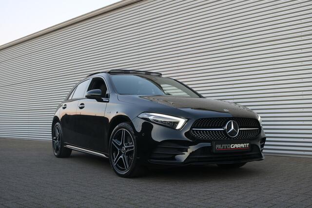 Mercedes-Benz A-KLASSE 250 e AMG Pakket AMG NightPakket (Panoramadak Sportleder/Memory Widescreen M-Bux Camera Keyless Multibeam PrivacyGlass Pdc V+A)