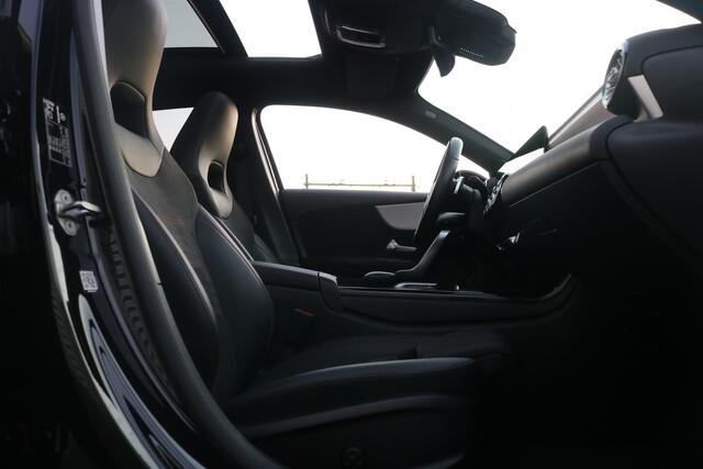 Mercedes-Benz A-KLASSE 250 e AMG Pakket AMG NightPakket (Panoramadak Sportleder/Memory Widescreen M-Bux Camera Keyless Multibeam PrivacyGlass Pdc V+A)