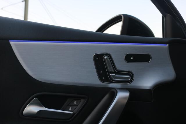 Mercedes-Benz A-KLASSE 250 e AMG Pakket AMG NightPakket (Panoramadak Sportleder/Memory Widescreen M-Bux Camera Keyless Multibeam PrivacyGlass Pdc V+A)