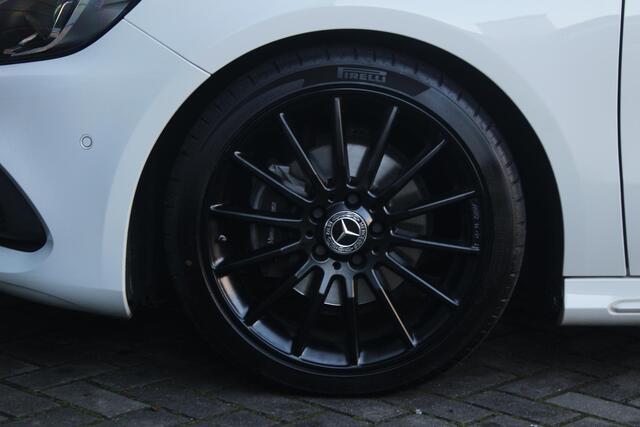 Mercedes-Benz A-KLASSE 180 Ambition AMG LINE | Panorama-dak | Carpay & Android Auto | Camera | Sfeerverlichting