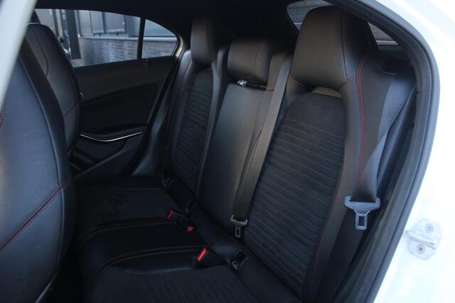 Mercedes-Benz A-KLASSE 180 Ambition AMG LINE | Panorama-dak | Carpay & Android Auto | Camera | Sfeerverlichting