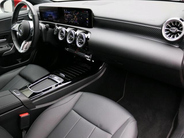 Mercedes-Benz A-KLASSE 250 e Plug-In Hybride Trekhaak | Achteruitrijcamera | Distronic | Dodehoekassistent | Ledkoplampen | Sfeerverlichting. Inclusief 24 maanden Mercedes-Benz Certified garantie voor Europa.