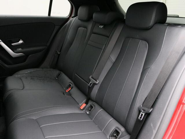 Mercedes-Benz A-KLASSE 250 e Plug-In Hybride Trekhaak | Achteruitrijcamera | Distronic | Dodehoekassistent | Ledkoplampen | Sfeerverlichting. Inclusief 24 maanden Mercedes-Benz Certified garantie voor Europa.